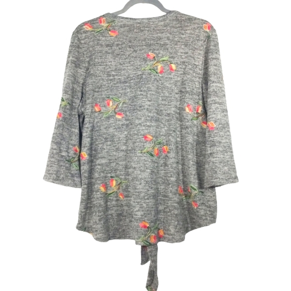 Fig and Flower Gray W/Floral Embroidery Button/Tie up Hi/Lo Top SZ 1X - Picture 4 of 10